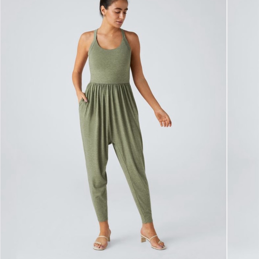 NEW WITH TAGS Halara Backless Jumpsuit